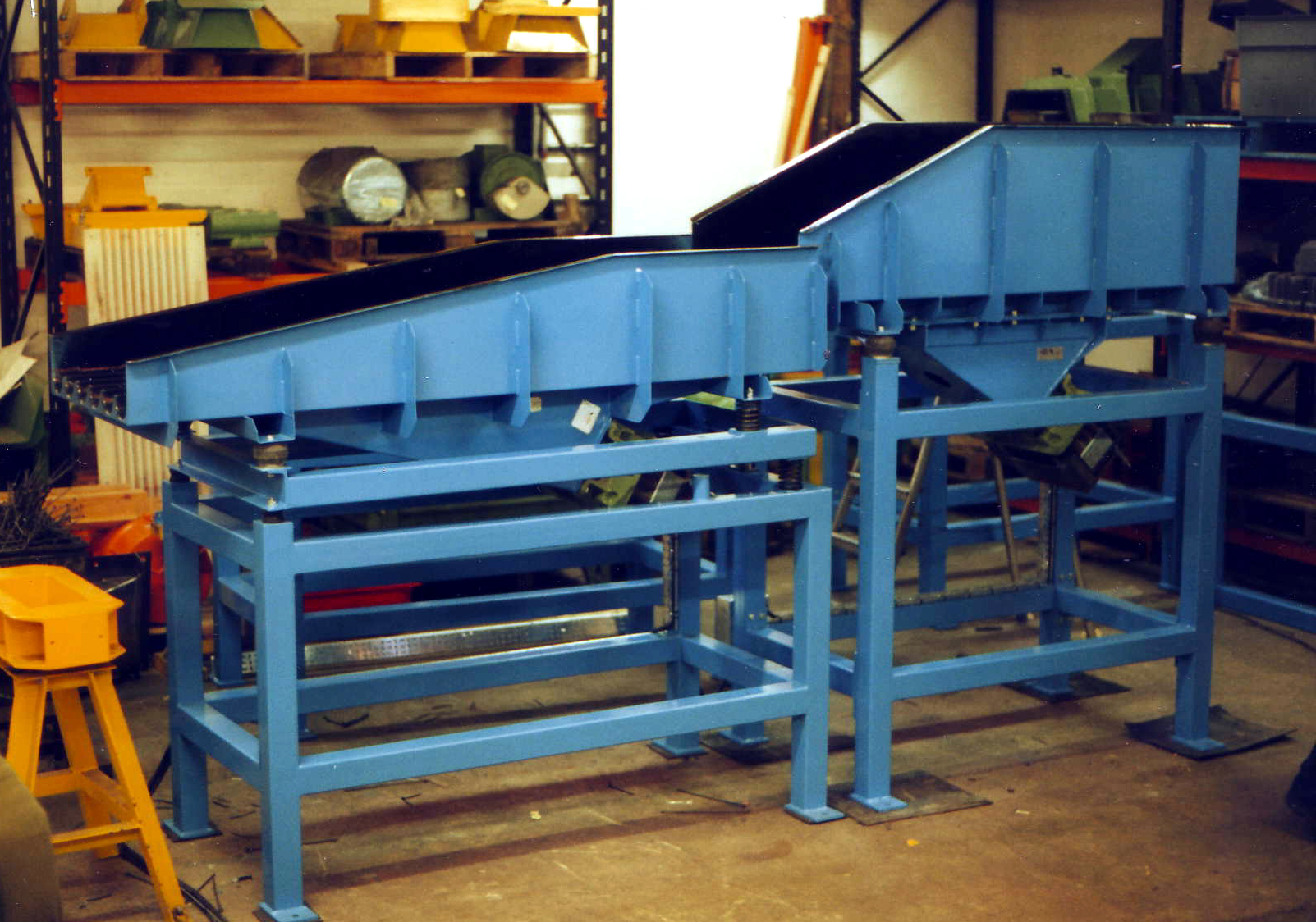 special two feeder system for separating and presenting screws